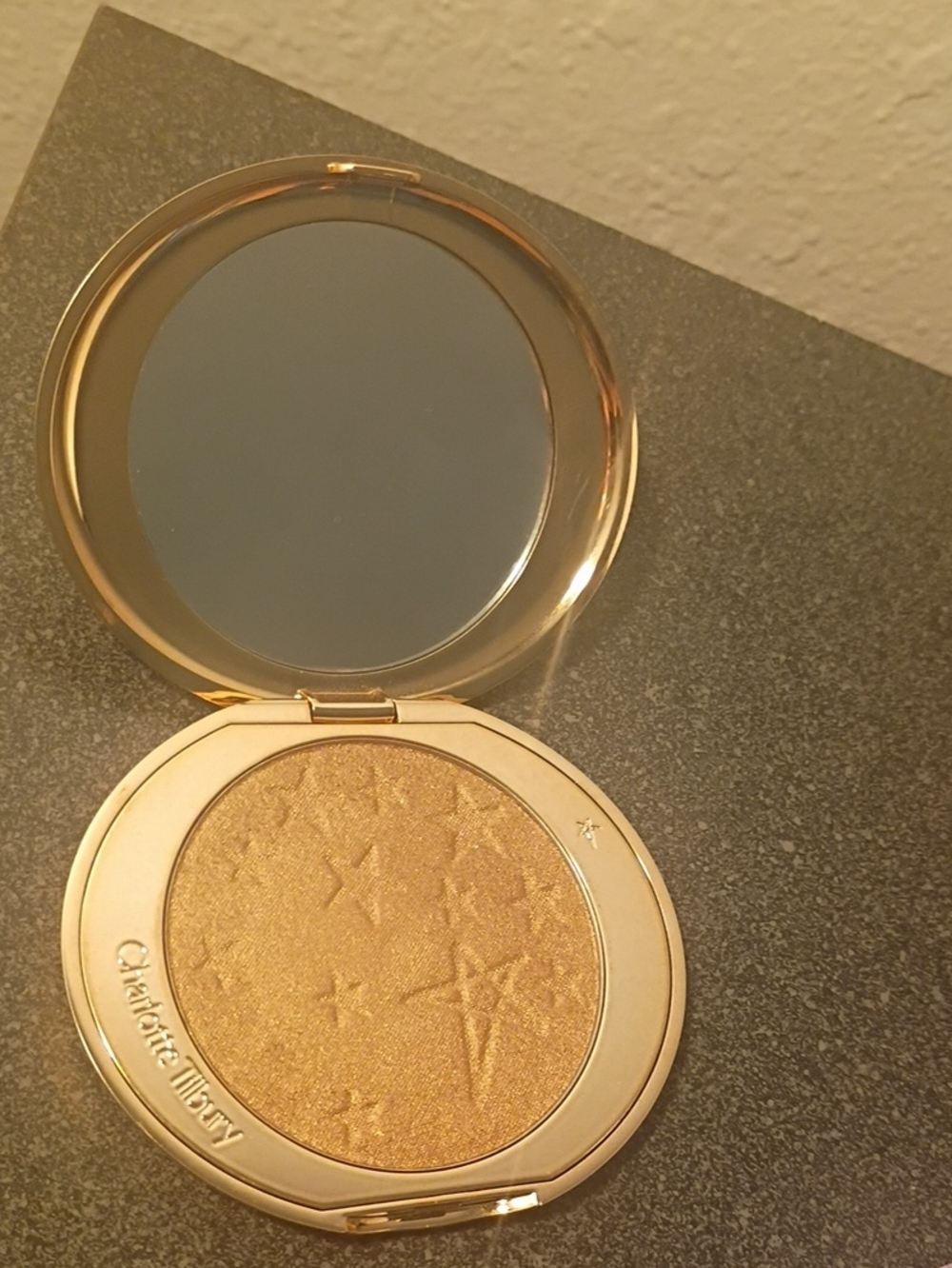 Charlotte Tilbury Shimmering Star-Pressed Highlighter in Gold